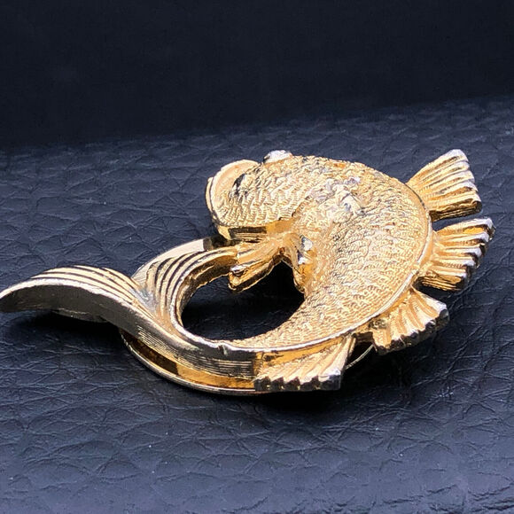 Vintage Elizabeth Morrey Scarf Clip Figural Koi Goldfish Gold Tone Hinged Clasp - Picture 2 of 8